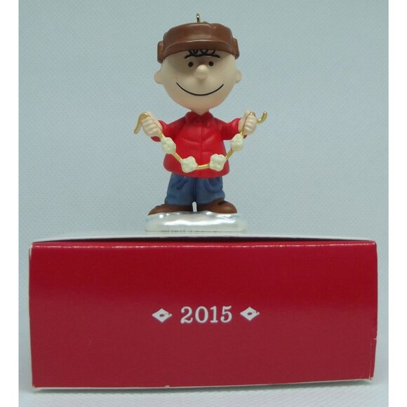 Hallmark Ornament 2015 Keepsake Peanuts Charlie Brown Decking The Tree - Picture 7 of 9